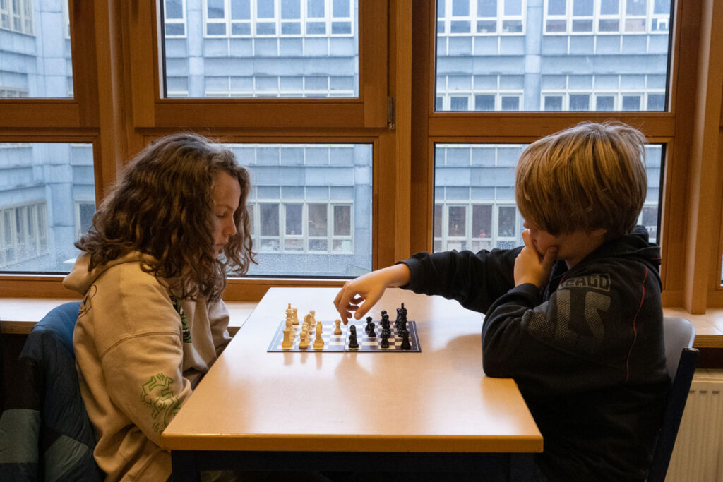 kinderen die aan het schaken zijn